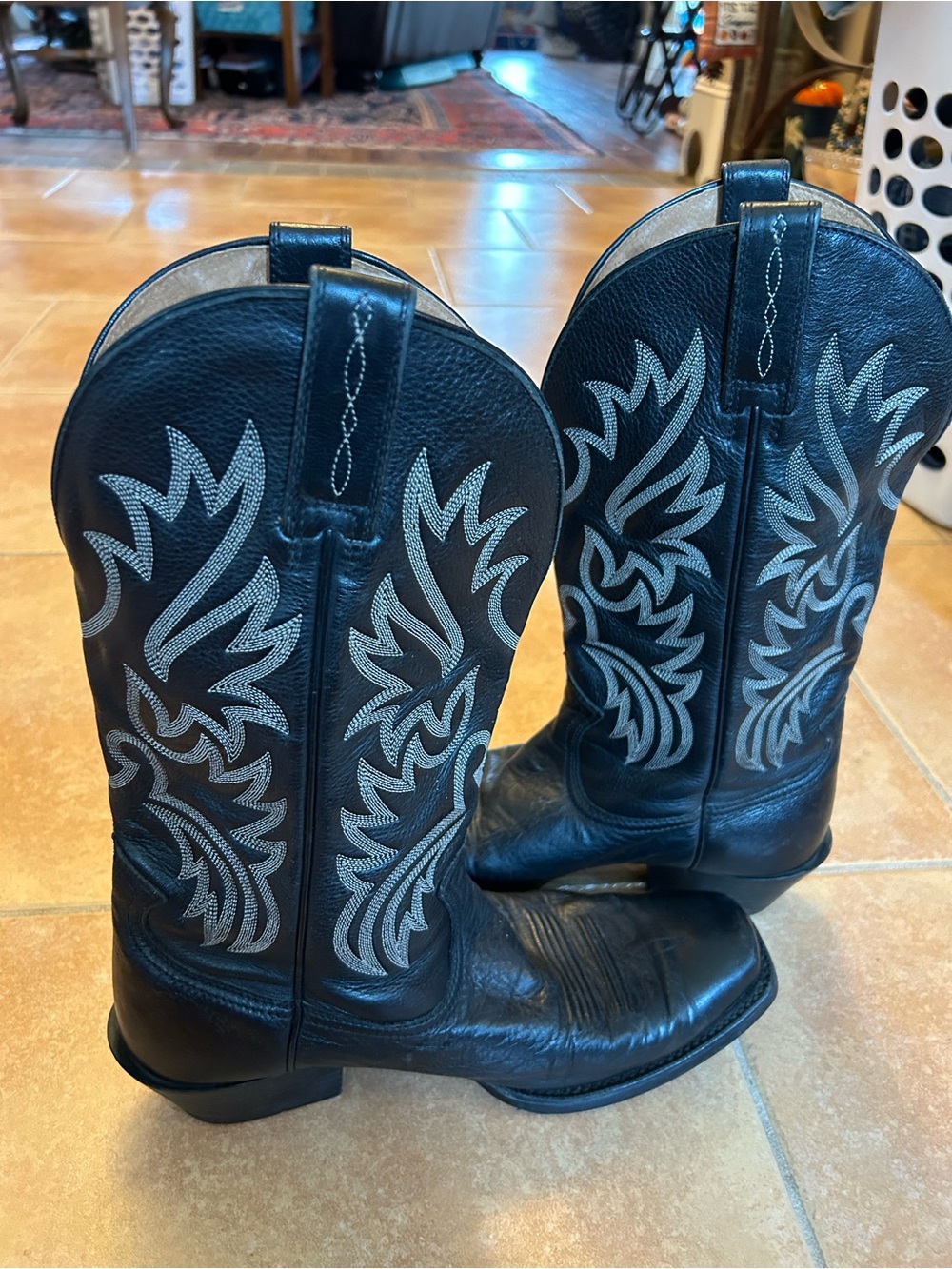 Ariat men 10.5 flame embroidered cowboy boots